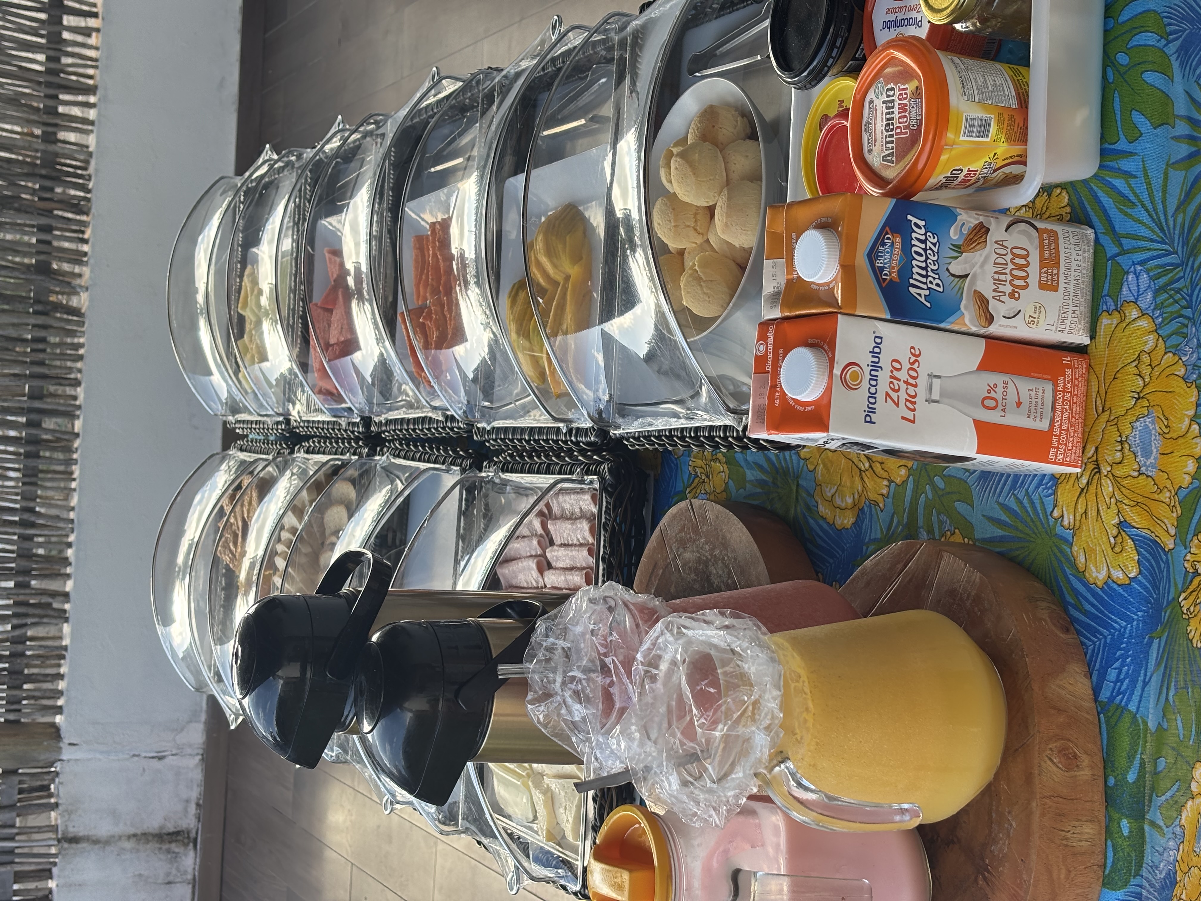 Buffet de café da manhã com frutas, pães e bebidas